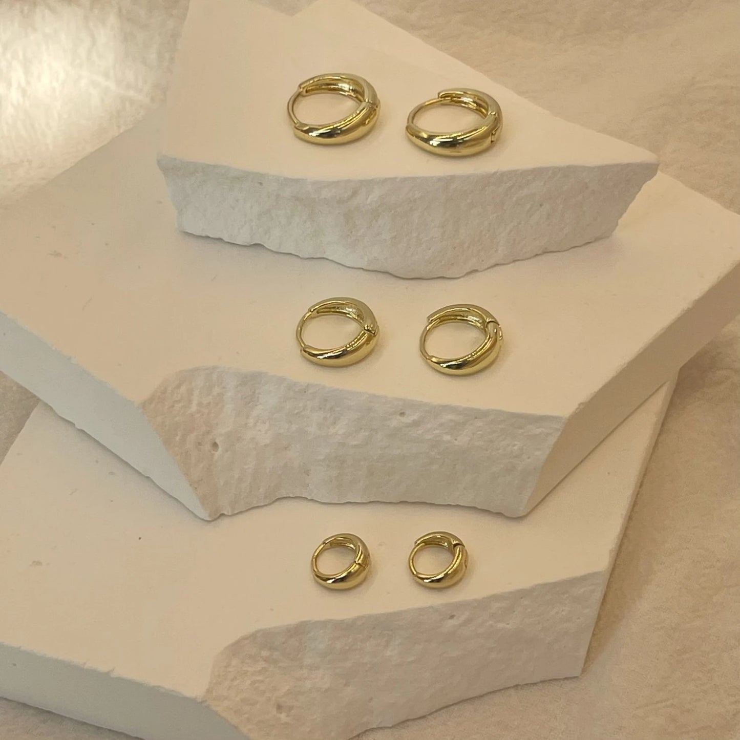 Boucles d'oreilles créoles minimalistes pour femme