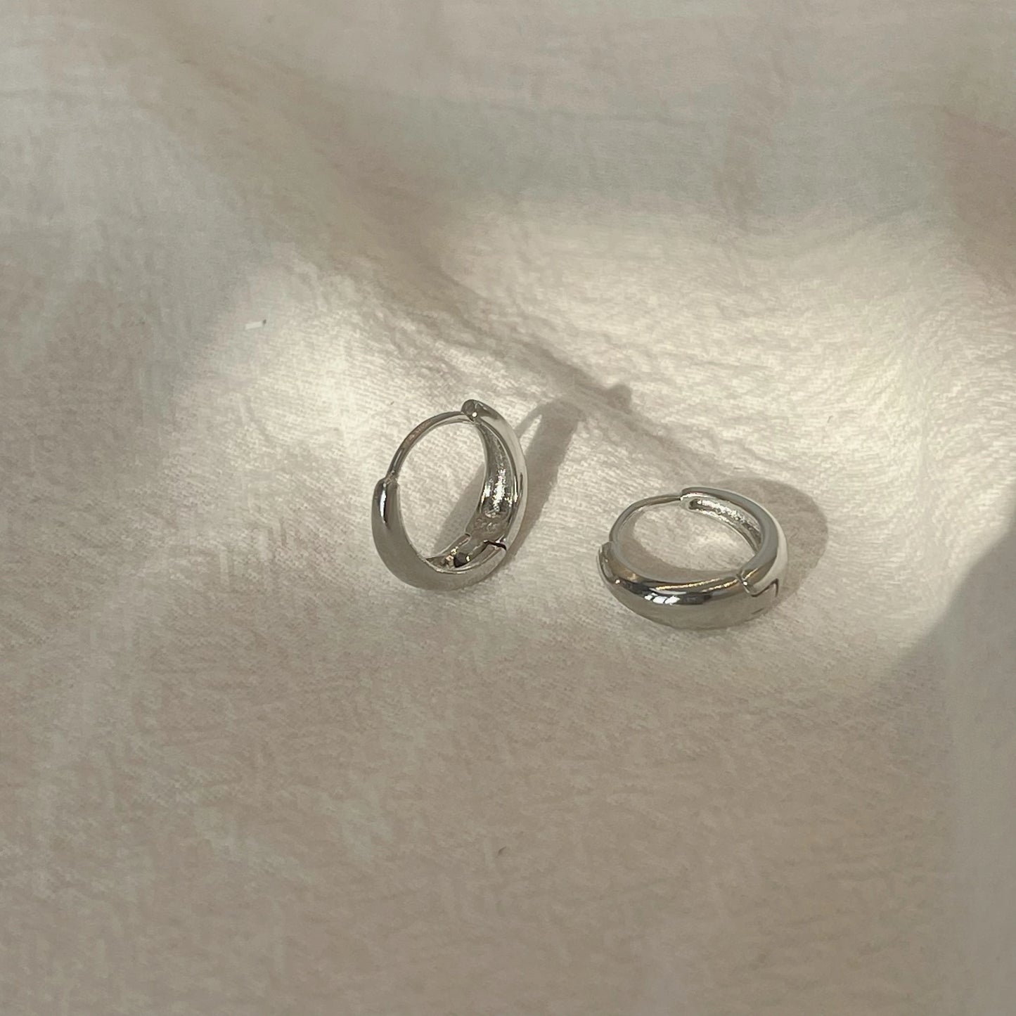 Boucles d'oreilles créoles minimalistes pour femme