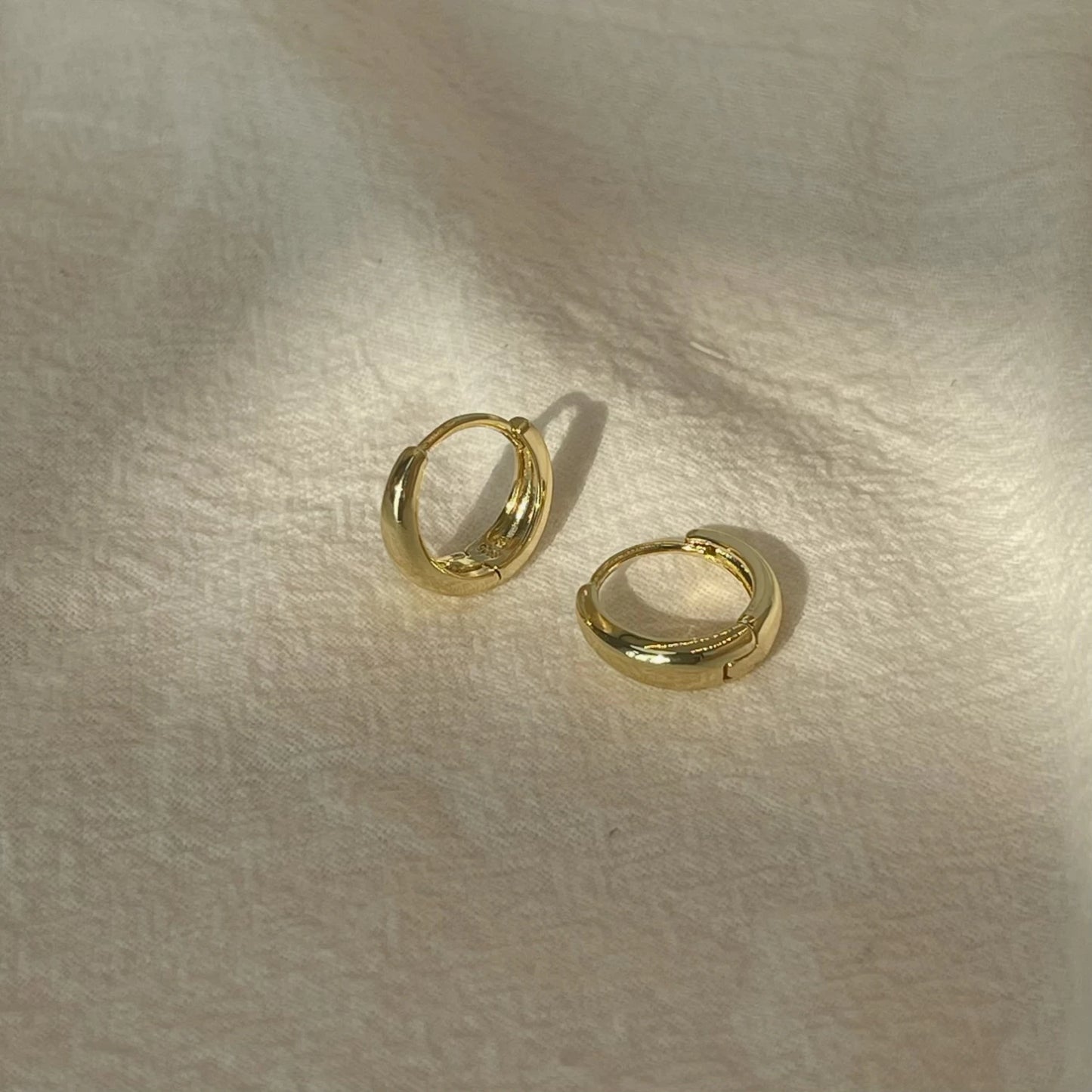 Boucles d'oreilles créoles minimalistes pour femme
